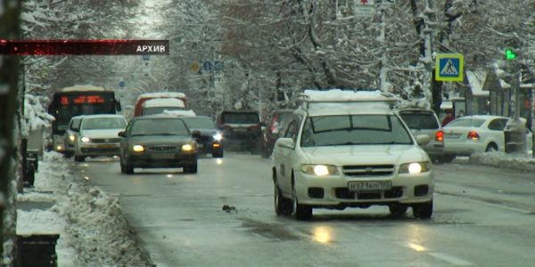 В ГИБДД напомнили краснодарцам об осторожности на заснеженных дорогах