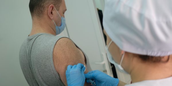 Эксперт: иностранные вакцины от COVID-19 в России могут появиться в 2022 году