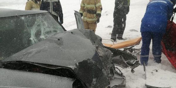 На Кубани в лобовом ДТП с фурой водителя зажало в салоне, его вытащили спасатели