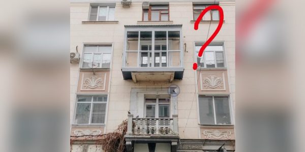 В Краснодаре хозяина обязали убрать пластиковый балкон с исторического здания