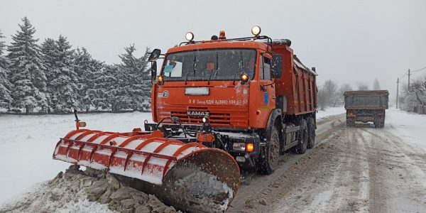 Дорожная техника расчищает трассы Кубани от снега в круглосуточном режиме