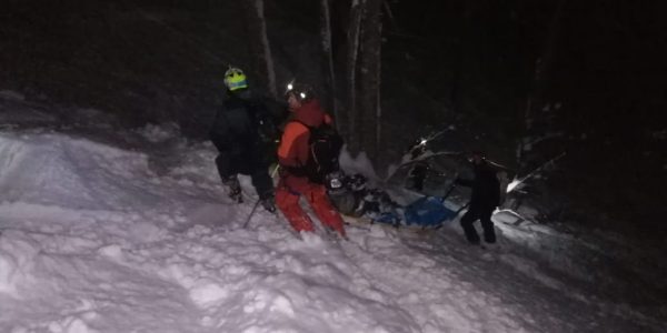 В горах Сочи лыжник сломал ногу вне трассы, ему помогли спасатели