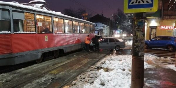 В центре Краснодара легковушка протаранила трамвай с пассажирами