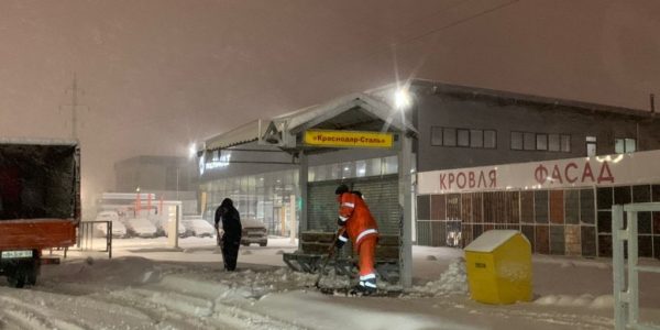 Дороги и тротуары Краснодара от снега расчищают 620 человек и 80 единиц техники