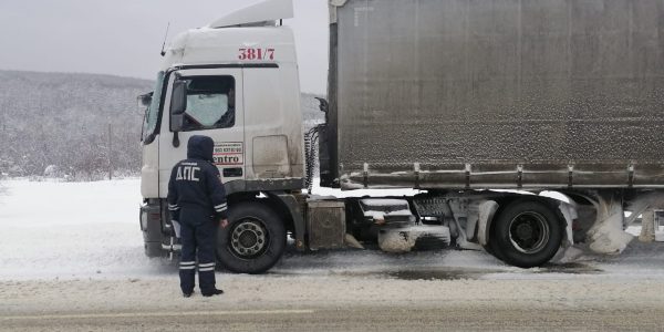 На Кубани из-за снегопада на трассах ограничили движение грузовиков