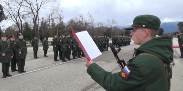 На базе ЮВО в Абхазии последняя группа солдат осеннего призыва приняла присягу