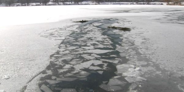 В Горячем Ключе на городском озере под лед провалились люди — «Факты 24»