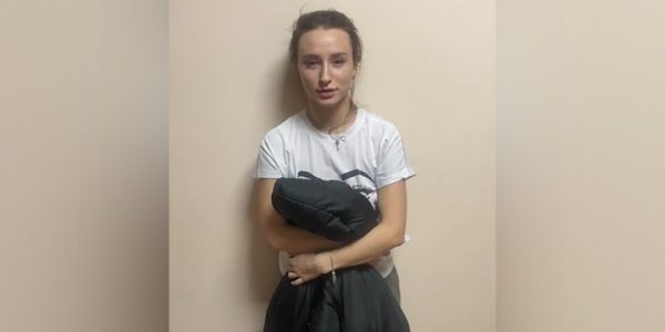 В Краснодаре девушка извинилась за то, что залезла на памятник