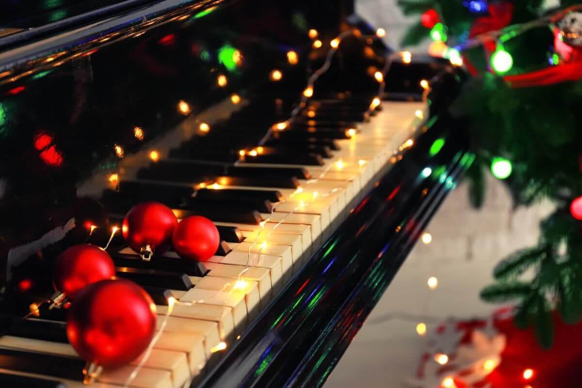 Музыкальный новый год 2024. Новогодний музыкальный вечер. Фортепиано новый год. Новогодний рояль. Рояль Рождество.
