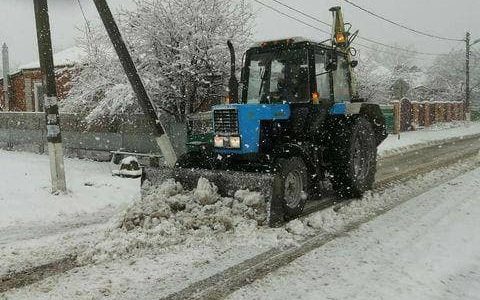 Кондратьев поручил усилить работу по расчистке дорог от снега