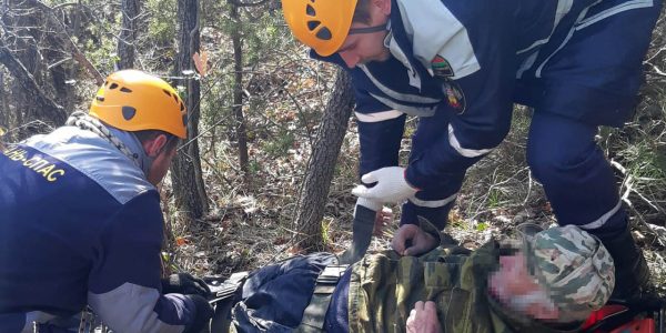 В Геленджике спасатели вынесли из леса пенсионера, у которого отказали ноги