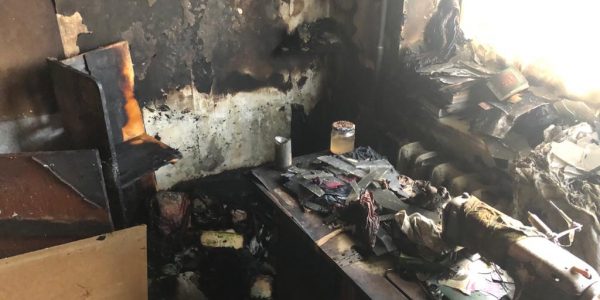 В Новороссийске из-за упавшей свечи загорелась квартира в многоэтажке