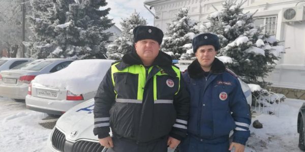 На Кубани полицейские помогли завязшему в сугробе водителю иномарки