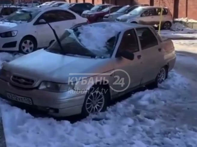В Краснодаре упавший с дома снег проломил крыши и лобовые стекла автомобилей