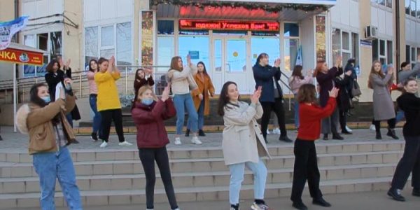 В Анапе в честь Дня российского студенчества устроили танцевальный флешмоб
