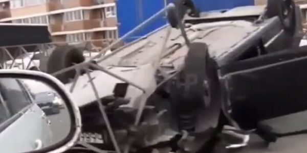 В Краснодаре в результате ДТП перевернулась машина, пострадали два человека