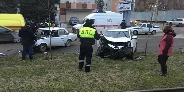 В Краснодаре иномарка сбила двух женщин и столкнулась со встречным автомобилем