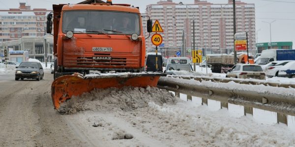 В Краснодаре 320 участков дорог очистили от снега и обработали от гололеда