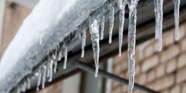 В Краснодаре против 35 УК составили протоколы за сосульки и неубранный снег