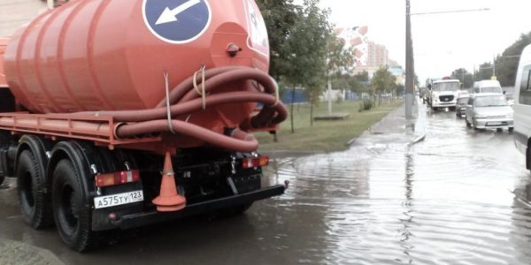 В Краснодаре поступило 55 заявок на откачку воды с улиц