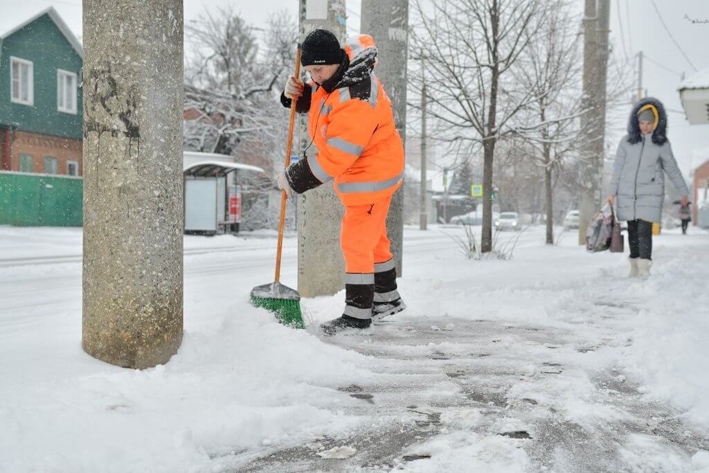 В Краснодаре более 570 человек вышли на расчистку пешеходных дорог от снега