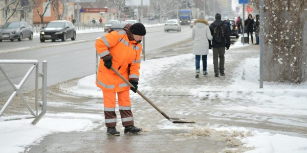 В Краснодаре тротуары от снега расчищают почти 600 человек и 40 спецмашин