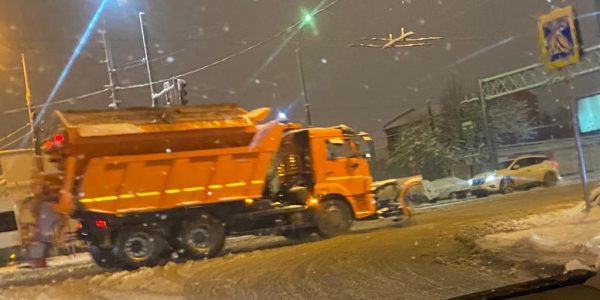 В Краснодаре дороги и тротуары от снега расчищают 574 человека и 93 спецмашины