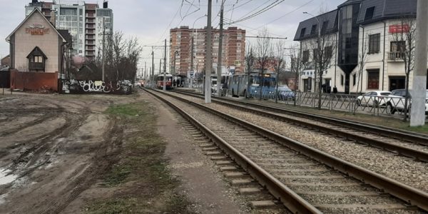 В Краснодаре на улице Минской построят тротуар с безопасным подходом к трамваю