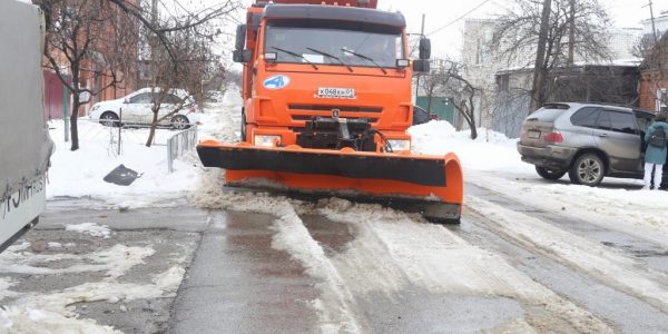 В Краснодаре увеличили число снегоуборочной техники на дорогах