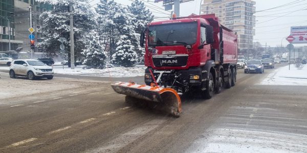 В Краснодаре дороги от снега ночью чистили 87 снегоуборочных машин