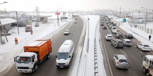 На кубанских трассах около 470 машин ликвидируют последствия снегопада