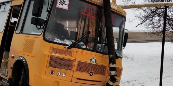 В Краснодарском крае школьный автобус съехал с трассы и протаранил столб