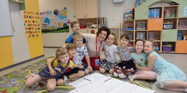 Кондратьев поздравил многодетную мать, ставшую воспитателем года России