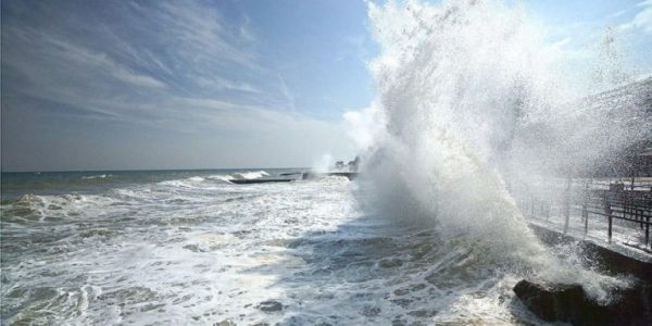 В Анапе и Темрюкском районе 21 февраля волны в море поднимутся до 4 метров