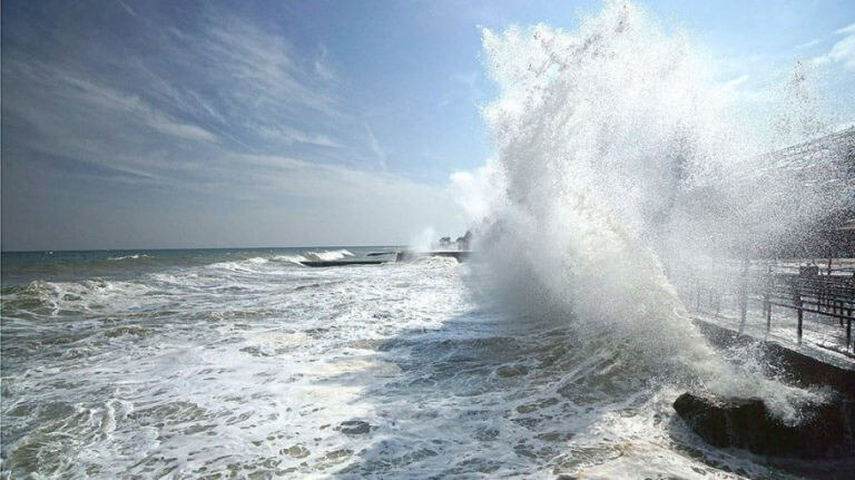 МЧС объявило экстренное предупреждение о высоких волнах и тягуне в порту Туапсе