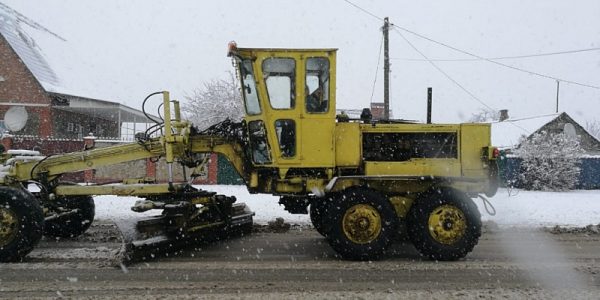 На кубанские дороги за сутки высыпали 2,7 тыс. тонн противогололедной смеси