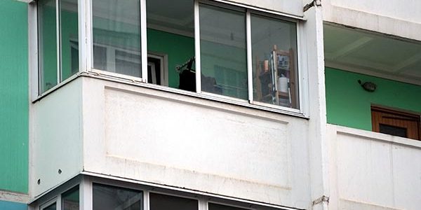 В Краснодаре из-за сильного ветра выпали окна в многоэтажном доме