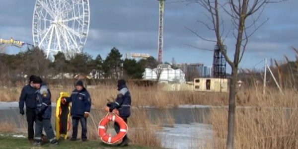 В Анапе спасатели проводят рейды на водоемах по контролю за ледоставом