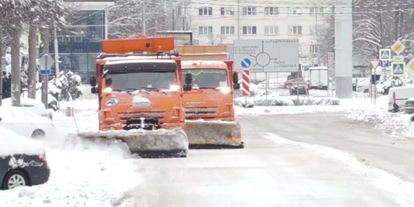 На Кубани к расчистке дорог за минувшие сутки привлекли более 350 единиц техники