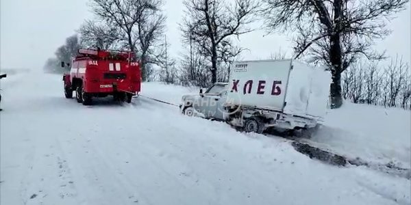 На Кубани спасатели достали из снежных заносов ВАЗ, «газель» и фургон с хлебом