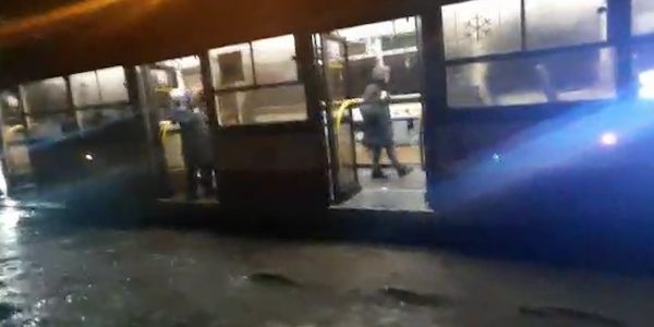 В Краснодаре из-за оборвавшегося провода остановились трамваи на улице Садовой