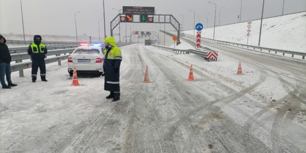 ГИБДД: движение в Крым по мосту невозможно из-за снежных заносов на «Тавриде»