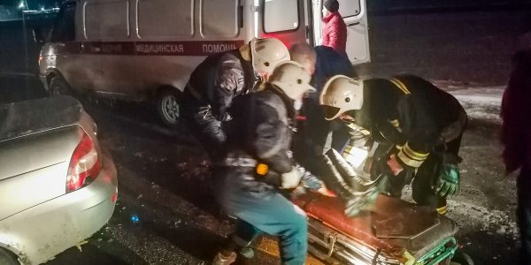 На Кубани спасатели донесли до машины «скорой» двух пострадавших в лобовом ДТП