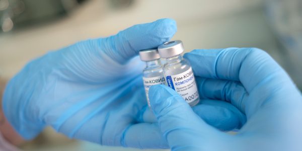 Главврач краевой СКИБ: российская вакцина от COVID-19 не на коленке сделана