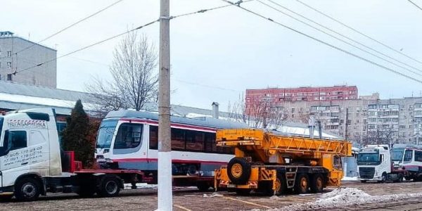 В Краснодар привезли два новых трамвая из партии 2021 года