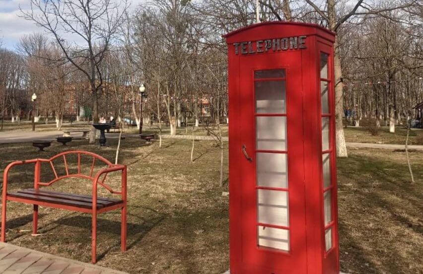 В Горячем Ключе в парке установили стенд для буккроссинга
