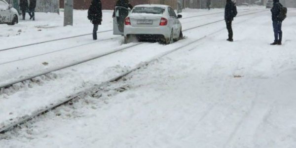 В Краснодаре автомобиль застрял на рельсах и перегородил движение трамваев
