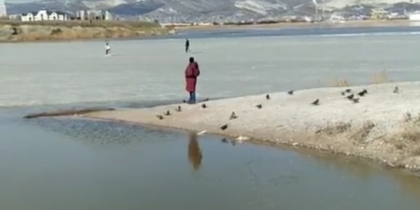 В Новороссийске подросток провалился под лед во время прогулки