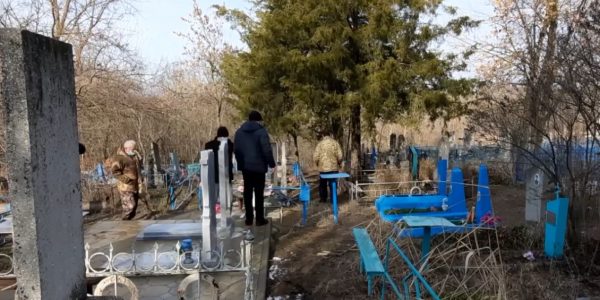 На Кубани двое мужчин вынесли с кладбищ металлические ограды и продали их