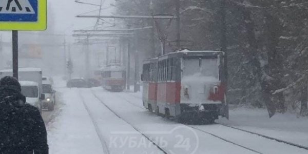 В Краснодаре в районе Городского сада из-за поломки вагона остановились трамваи